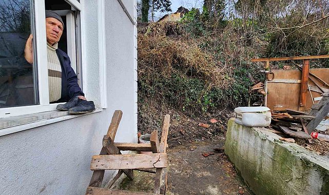 Yaşlı çift, heyelan nedeniyle girişi kapanan evlerine pencereden giriyor