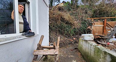 Yaşlı çift, heyelan nedeniyle girişi kapanan evlerine pencereden giriyor