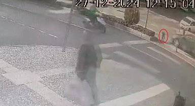 Yaya geçidinden geçen köpeğe otomobil çarptı