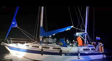 Yelkenli teknede düzensiz göçmenler ile 4 göçmen kaçakçısı yakalandı