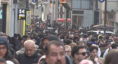 Yeni yıla saatler kala İstiklal Caddesi'nde insan seli