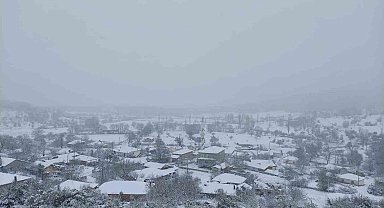 Yenice'nin yüksek kesimlerindeki dağ köyleri beyaza büründü