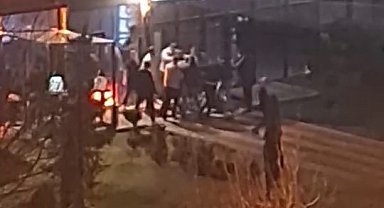 Yerdeki adamı aralarına alıp tekmelediler