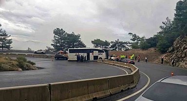 Yolcu otobüsü rampada polis aracına çarptı