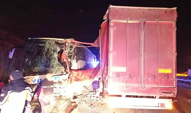 Yolcu otobüsüyle tır çarpıştı: 18 yaralı