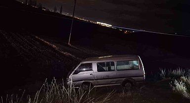 Yoldan çıkan minibüsteki 3 kişi yaralandı