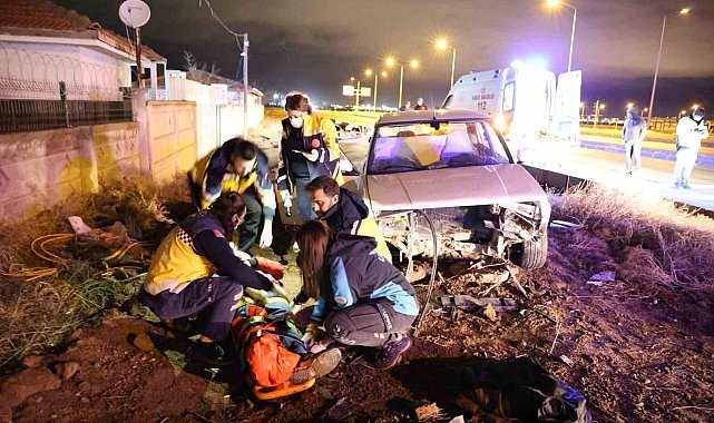 Yoldan çıkan Tofaş otomobil refüje girerek hurdaya döndü: 2 yaralı
