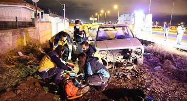 Yoldan çıkan Tofaş otomobil refüje girerek hurdaya döndü: 2 yaralı