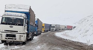 Yüksekova-Van kara yolunda çok sayıda tır mahsur kaldı