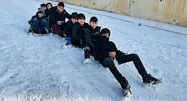 Yüksekova'da kar yağışını çocuklar eğlenceye çevirdi