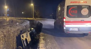 Yüksekova'da kaygan yolda kontrolden çıkan araç kanala uçtu: 3 yaralı