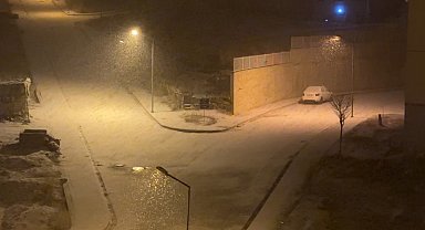 Yüksekova'da yoğun kar yağışı: Taşımalı eğitime ara verildi