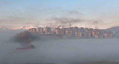 Yüksekova'da yoğun sis masalsı manzaralar oluşturdu