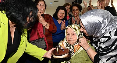 103 yaşındaki Hüsniye Teyze'ye sürpriz doğum günü