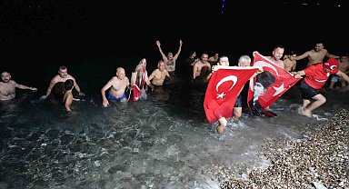 2025'i denizde karşıladılar: "Deniz çok sıcak, terledik"