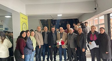 34 yıldır görev yaptığı okuldan emekli olan 43 yıllık öğretmene duygusal veda