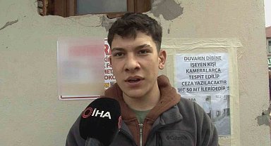 'Duvarlar tuvalet değildir' afişi