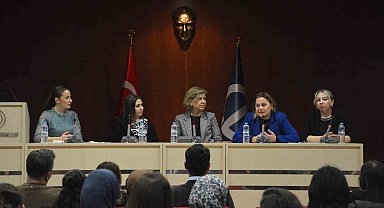 'Eczane Hizmetleri Programı Öğrencilerinin Sektör Buluşmaları' paneli düzenlendi