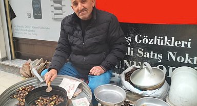 43 yıldır aynı köşede kestane satıyor