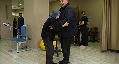 54 yıllık eşini yürütmek için aylarca kucağında taşıdı