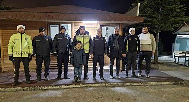 9 yaşındaki Yaman, 3 yıldır yılbaşında polislere çikolata dağıtıyor