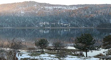 Abant Gölü'nün kıyıları buz tuttu, muhteşem manzaralara sahne oldu