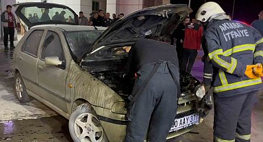 Acil servis önüne park ettiği aracı alev alarak yandı