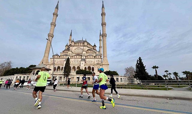 Adana 15. Uluslararası Kurtuluş Yarı Maratonu ve Halk Koşusunda dereceye girenler ödüllerini aldı