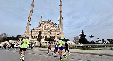 Adana 15. Uluslararası Kurtuluş Yarı Maratonu ve Halk Koşusunda dereceye girenler ödüllerini aldı