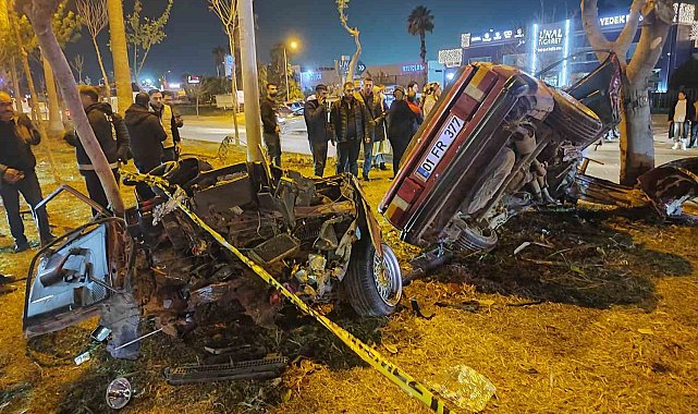 Adana'da ağaçlara çarpan otomobil ikiye ayrıldı: 1 ölü, 2 yaralı