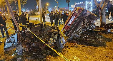 Adana'da ağaçlara çarpan otomobil ikiye ayrıldı: 1 ölü, 2 yaralı