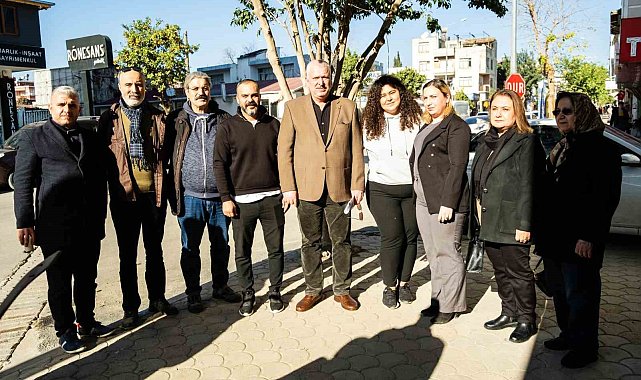 Adana'da esnaf yolları yapılınca davullu zurnalı teşekkür etti