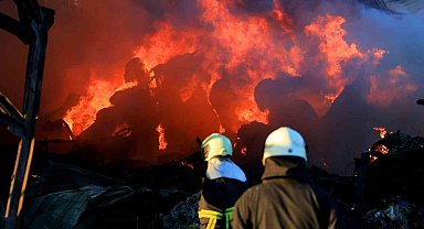 Adana'da geri dönüşüm fabrikasındaki yangın kontrol altına alındı
