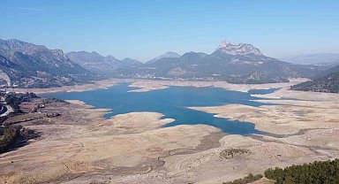 Adana'da sıcak hava ağaçları erken uyandırdı, barajlardaki korkutan seviye havadan görüntülendi
