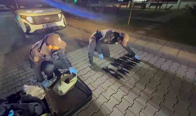 Adana'da yolcunun bavulundan 15 ruhsatsız tabanca çıktı