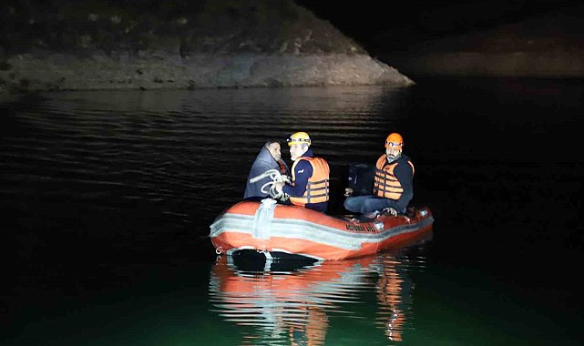 Adıyaman'da barajda alabora olan balıkçı teknesinden 2 kişi kurtarıldı