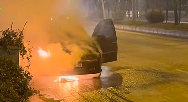 Adıyaman'da seyir halindeki otomobil alev aldı