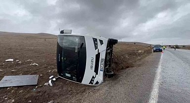 Afyonkarahisar'da Çinli turistleri taşıyan otobüs devrildi: 3 yaralı