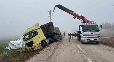 Afyonkarahisar'da gübre yüklü tır devrildi, sürücü yaralandı