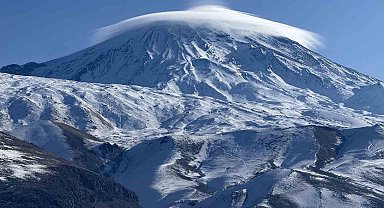 Ağrı Dağı'nda mercek bulutu oluştu: Yüksek rakımda görsel şölen