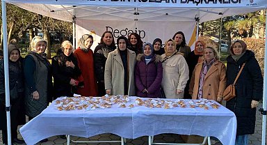 AK Parti Eskişehir Kadın Kolları üyeleri kandil simidi dağıttı