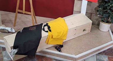 AK Parti Milletvekili Gökçek'ten tabutlu basın açıklaması