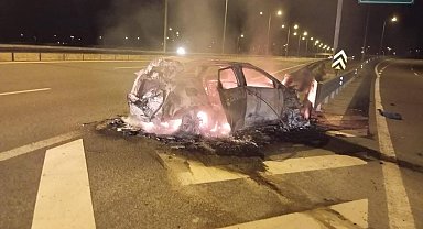 Aksaray'da 3 kişinin yaralandığı kaza sonrası yanan araç demir yığınına döndü