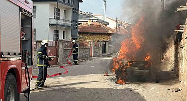 Aksaray'da park halindeki araç alev alev yandı