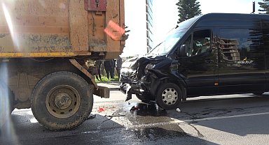 Alanya'da minibüs, hafriyat aracına arkadan çarptı: 2 yaralı
