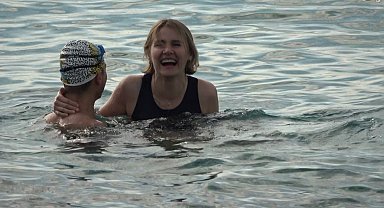 Alanya'da turistler sıcak havanın keyfini plajda çıkardı