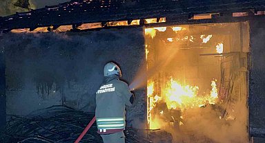 Alev topuna dönen barakada 25 kaz kurtarıldı