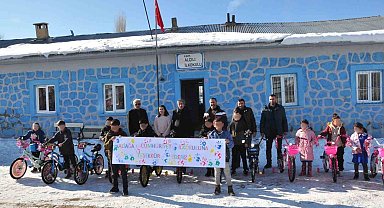 Aliağa'dan doğu illerindeki öğrencilere bisiklet