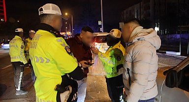 Alkollü sürücü ile yer değiştirdi, fark edip asıl sürücüye ceza kesen polise "İtiraz etmiyoruz ayıp" dedi