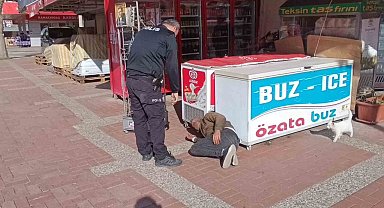 Alkolün etkisiyle kaldırımda sızdı, ekipler yerinden kaldırmakta zorlandı